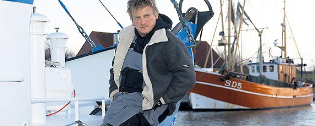 Marko Rohwedder ist der letzte Krabbenfischer, der seinen Fang ausschließlich in Friedrichskoog anlandet. Fünf weitere fahren ihren Heimathafen nur gelegentlich an, die übrigen Fischer sind längst in Büsum zu Hause. Foto: Ruff Marko Rohwedder ist der letzte Krabbenfischer, der seinen Fang ausschließlich in Friedrichskoog anlandet. Fünf weitere fahren ihren Heimathafen nur gelegentlich an, die übrigen Fischer sind längst in Büsum zu Hause. Foto: Ruff