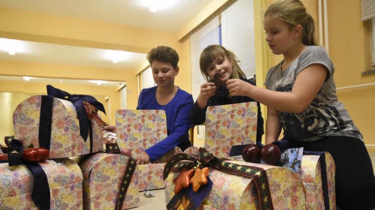 Celina, Lina und Johanna beteiligen sich beim Mädchentreff Gadebusch mit ihren Familien an der Päckchenaktion der SVZ. 