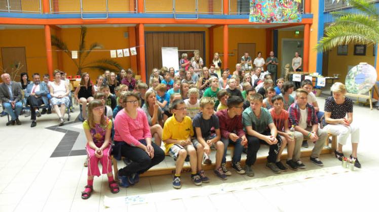 Die Schüler der Regionalen Schule in Brüel und Schulleiterin Christina Schuhmann (r.) freuen sich auf viele Besucher beim Tag der offenen Tür. 