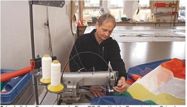 Feinarbeit: Jens Burmester von der Firma CO-Segel bei der Reparatur eines Spinnakers.