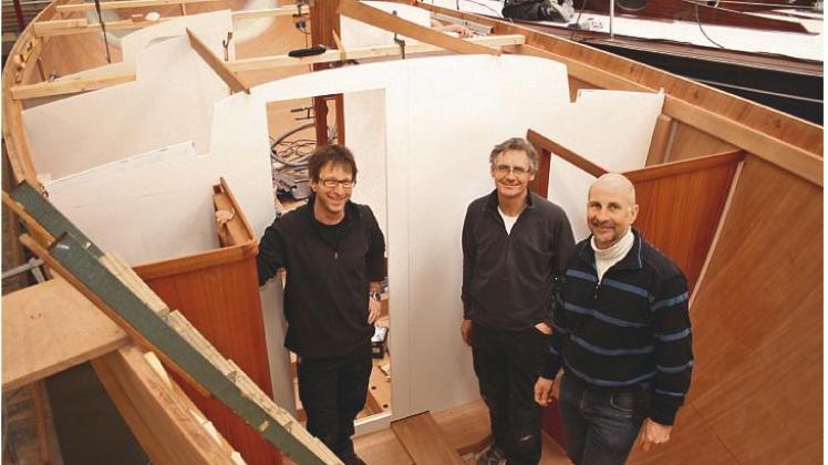 Sie sind ein Teil der Crew von schleiboot.de: Thedje Ancker vom Vollservice-Betrieb Ancker-Yachting sowie Jann Janssen und Fiete Renkhoff von Yachtbau Janssen + Renkhoff (von rechts).