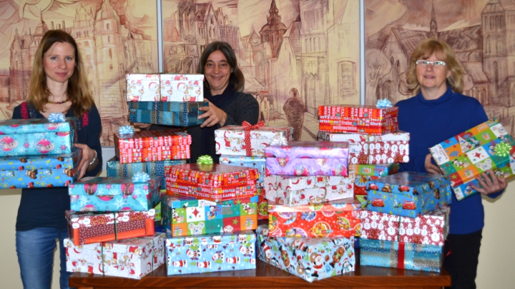 30 Weihnachtsgeschenke von Spendengeldern gepackt: Doreen Blask, Lona Pell und Angelika Steenbock (v.l.) von der Diakonie haben mit ihren Kollegen erste Präsente eingepackt. 
