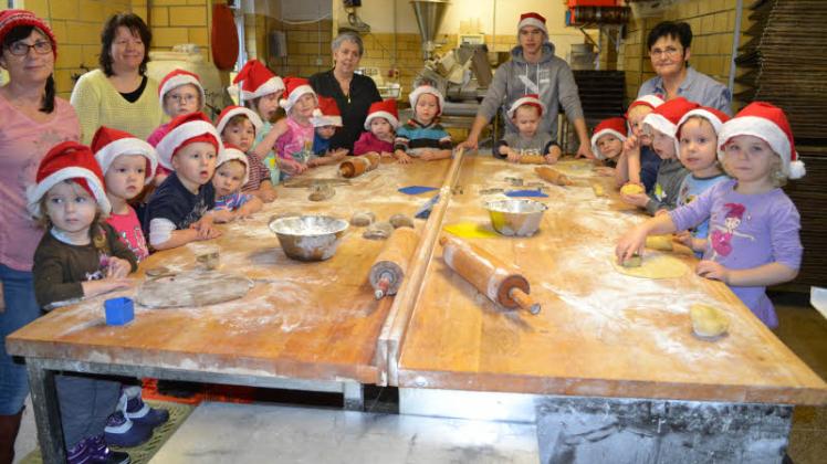 Gruppenfoto: Aufgeregt versammelten sich die Kinder der Kita „Rasselbande“ mit ihren Erziehern um den großen Bäckertisch. Nach dem Foto wurden eifrig Plätzchen gebacken.  