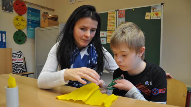 Annekathrin Schmidt im Unterricht mit dem zu 100 Prozent geistig behinderten Lukas Ehrlichmann. Der Neunjährige leidet am Down-Syndrom.  Fotos: Ilja Baatz 