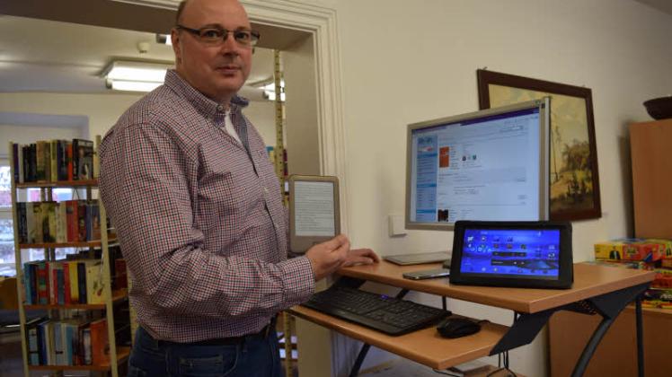 Als begeisterter Leser probierte Hauptamtsleiter Frank Endjer das Online-Angebot der Bibliothek gleich selbst aus.  