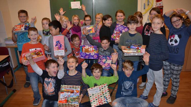 21 Kinder der Güstrower Fritz-Reuter-Schule möchten bedürftigen Kindern Freude schenken. 