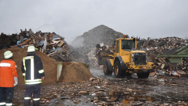Mit Radladern wurde das Altholz aus dem unmittelbaren Brandbereich abgefahren. Fotos: Heidrun PÄtzold (2) 