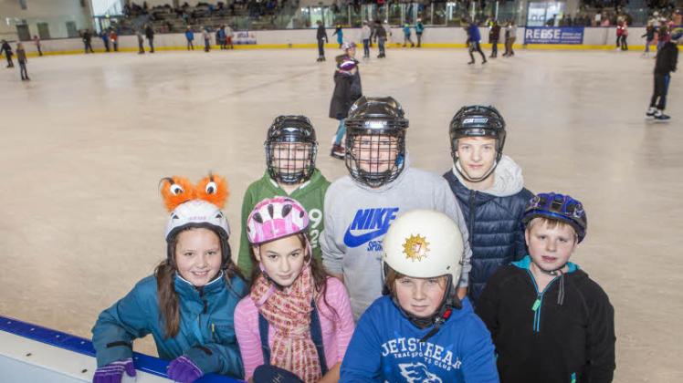 Viele Schüler machten aus der Not eine Tugend: Sie kamen mit den unterschiedlichsten Helmen aufs Brokdorfer Eis.  