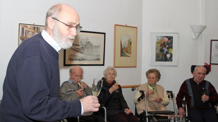 Peter Hoff (v.) bei der Eröffnung der Ausstellung im Pflegeheim „Am Rosengarten“. 