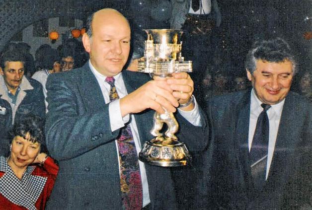Schnappschuss: Walter Momper (l.) und Tino Schwierzina trinken 1990 aus dem Pokal. Schnappschuss: Walter Momper (l.) und Tino Schwierzina trinken 1990 aus dem Pokal.