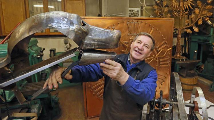 Mann mit großen Idealen: Wilfried Schwuchow arbeitet in seiner Angermünder Werkstatt gerade an einem beweglichen  Stadtwappen für Bernau