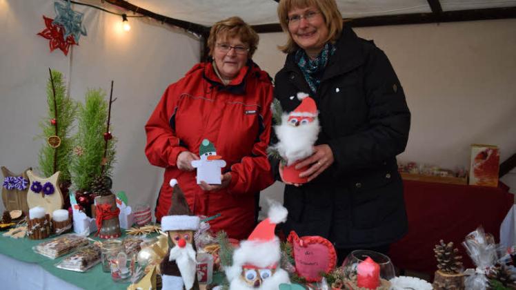 Weihnachtsdeko und Gebäck boten Waltraud Kobs und Katrin Hacker am Stand der Prof.-Franz-Bunke-Schule an. Der Erlös kommt dem Schulförderverein zugute.  Fotos: Christina Milbrandt 