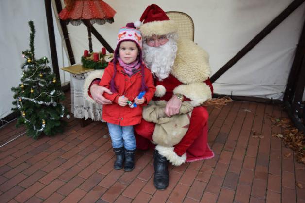 Nach kurzem Zögern freundete Emma sich mit dem Weihnachtsmann an. Nach kurzem Zögern freundete Emma sich mit dem Weihnachtsmann an.