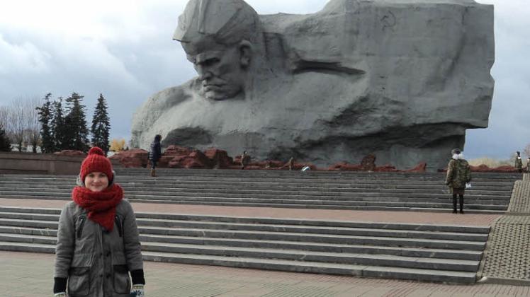 In Brest vor dem Denkmal „Mut“, das den Partisanenkämpfern gewidmet ist.  
