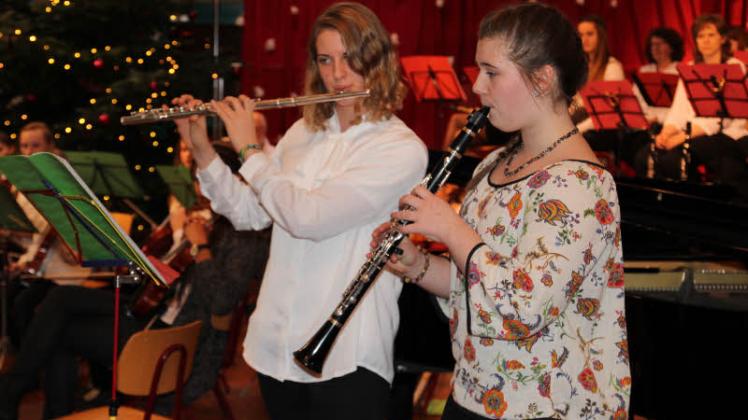 Die 15-jährigen Schülerinnen Emma Neumann (Querflöte) und Fenja Morrin (Klarinette) begeisterten beim Auftritt das Publikum. Fotos: manila Klafack 