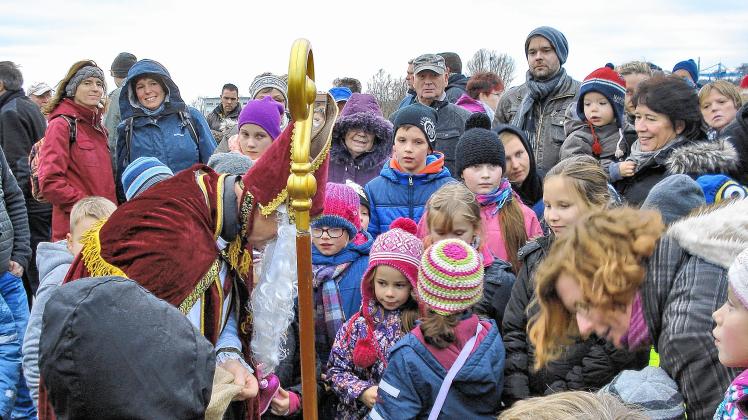 Kinder empfangen den Nikolaus am Boizenburger Hafen.