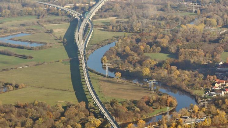Die neue Saale-Elster-Talbrücke ist mit 8614 Metern die längste Eisenbahnbrücke Deutschlands und Teil der ICE-Neubaustrecke Erfurt-Leipzig/Halle. Deren Inbetriebnahme hat auch Auswirkungen auf den Bahnverkehr in der Prignitz.