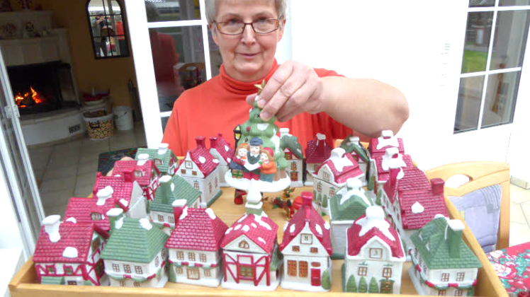 Vor über 20 Jahren hat sich Sabine Kischka aus Zapel in dieses Adventsstädtchen aus Keramik verliebt und es einst für viel Geld gekauft. Da ihre Kinder nun groß sind und die Enkelkinder noch zu klein, will sie es jetzt verschenken.  