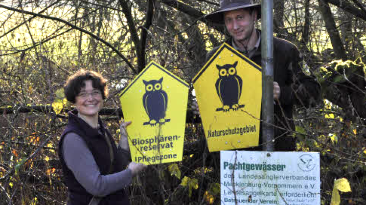 Diesmal hilft Anke Hollerbach Daniel Engert beim Auswechseln der Schilder.  Fotos: Katja Frick 