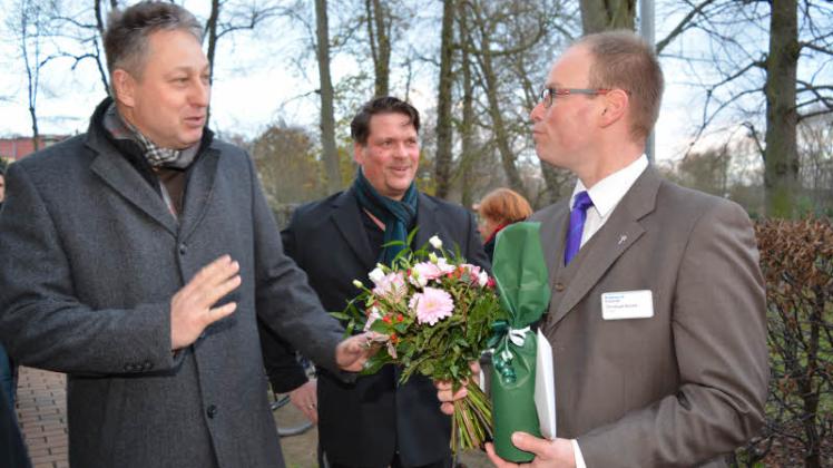 Christoph Kupke begrüßt Frank Wiesener vom ASB und Geschäftsführer Martin Siegert (von rechts) zur Festveranstaltung.  