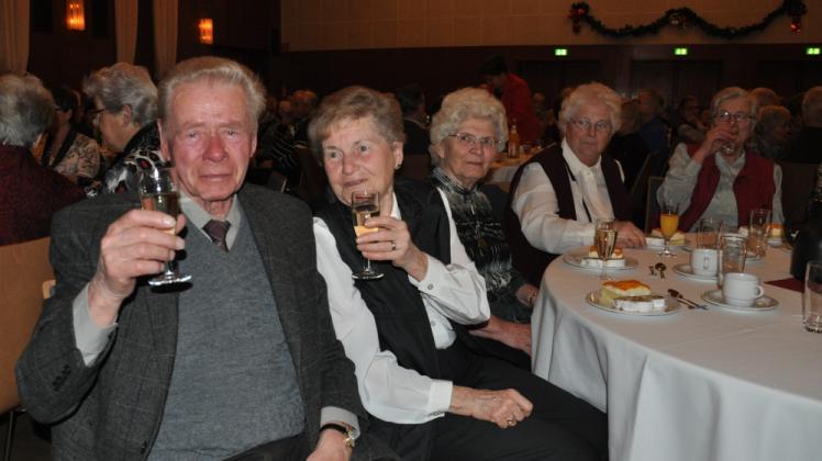 Viele langjährige Genossenschaftsmitglieder kamen zur Adventsfeier in die Parchimer Stadthalle. Dazu gehören Christel und Hubert Gregor, die an diesem Tag auch ihren 54. Hochzeitstag feierten.  
