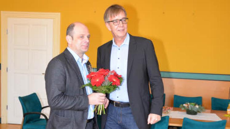 Blumen für den Bürgermeister der Linken: Thomas Möller (li.) bekam gestern Besuch von Dietmar Bartsch, dem Fraktionsvorsitzenden der Linken im Bundestag.  