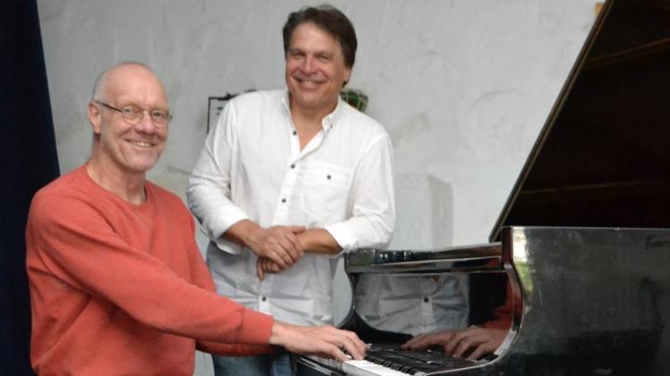 Sehen dem geplanten Chorprojekt mit Spannung entgegen: Chorleiter Jörg Händel (links) und Peter Blöchl, Betreiber der Musikschule Strings. 