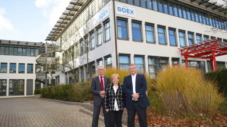 Ahrensburgs Bürgermeister Michael Sarach und Wirtschaftsförderin Christiane Link begrüßten den Geschäftsführer der Soex-Group, Axel Buchholz (r.), am neuen Standort der Firma An der Strusbek.   