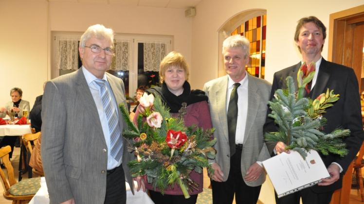 Ann-Katrin Oldenburg und Klaus Bielke (r.) erhalten Glückwünsche von Wolfgang Hilpert (l.). und Andreas Merklin.  