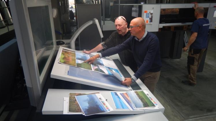 Gerd Schriefer (r.) und Dirk Endrulat beim Andruck des neuen Bildbandes in der Röbeler Druckerei. Anfang 2016 komt das Werk in den Handel. 