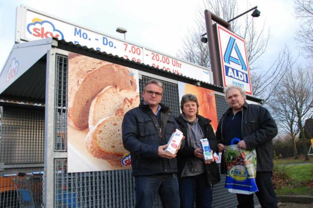 Protestaktion in Edendorf: Jens Eggers, Petra Göttsche und Gerd Vock (v.l.) finden, dass ihre Milch viel zu billig verkauft wird. 
