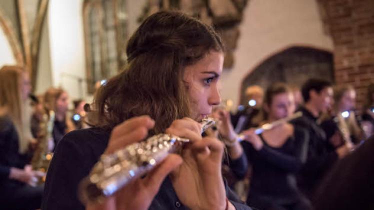 40 Jugendmusiker des Jugendrotkreuz-Orchesters Eckernförde präsentierten einen Musikabend der besonderen Art mit kirchlichen und weltlichen Stücken von Mozart über Bach, mal im Bigband-Sound oder auch als Swing interpretiert. 