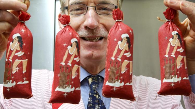 Fleischermeister Berthold Kaeding bietet unter anderem weihnachtlich verpackte Salami an.  