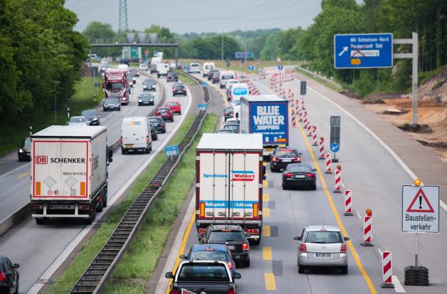 Es rollt: Baustelle für den A7-Ausbau in Hamburg. Es rollt: Baustelle für den A7-Ausbau in Hamburg.
