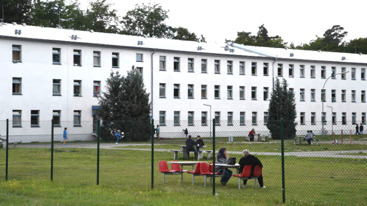 Die ehemaligen Kaserne in Stern Buchholz ist heute Erstaufnahmeeinrichtung des Landes. Die asiatischen Journalisten und Korrespondenten schauten sich bei ihrem Besuch in der Landeshauptstadt die Einrichtung an. 