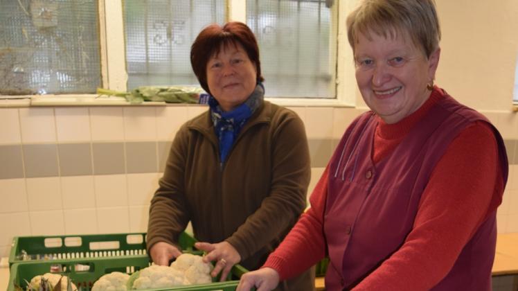 Für die Bützower Tafel engagieren sich Anita Körner (l.) und Irmtraud Stampe. Frische Lebensmittel werden auch in der Weihnachtswoche an Bedürftige ausgegeben.  