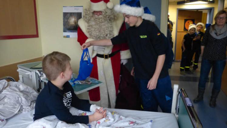 Mitglieder der Güstrower THW-Jugend brachten den Kleinen auf der Kinderstation gemeinsam mit dem Nikolaus Geschenke.  