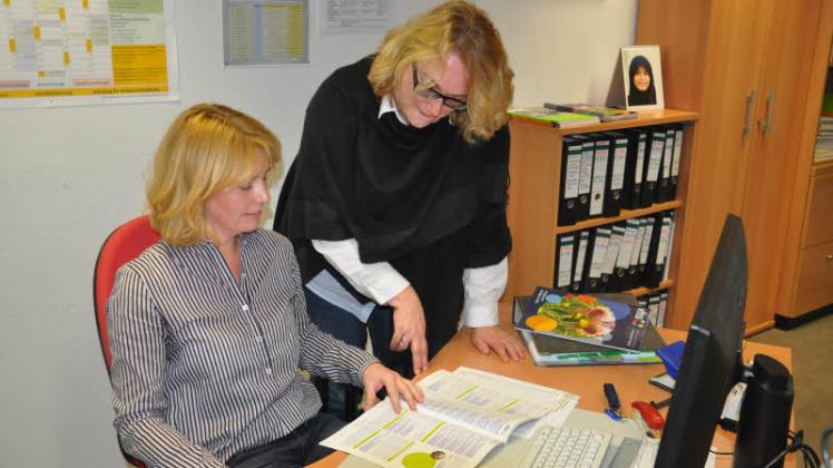 Isabel Förster (l.) und Anke Krüger im Gespräch über die Angebote der Kreisvolkshochschule Ludwigslust-Parchim im kommenden Frühjahrssemester. 
