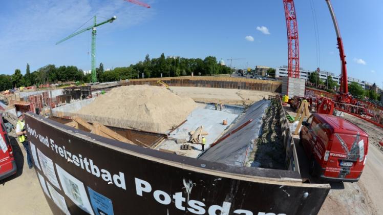 Das moderne Schwimmbad in Potsdam soll nächstes Jahr fertig sein und rund 36 Millionen Euro kosten.  