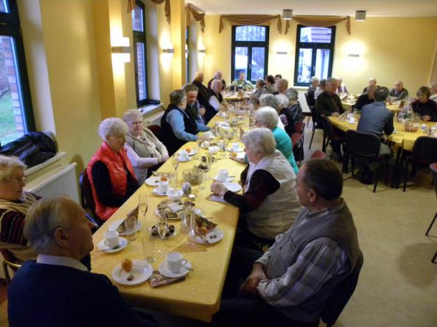 Die Kaffeetafel im Gemeindehaus war festlich eingedeckt. Die Kaffeetafel im Gemeindehaus war festlich eingedeckt.