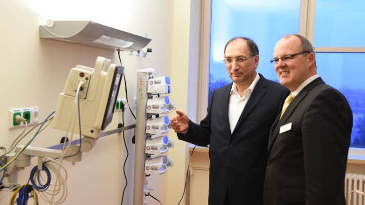 Neueste Technik: Chefarzt Ahmet Elmaagacli (l.) zeigt Kliniken-Geschäftsführer Thomas Rupp die so genannten Perfursoren. Sie versorgen in Intervallen den Patienten mit Medikamenten. 
