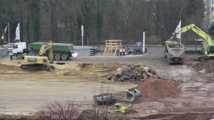 Noch sind hier Bagger der Firma MUT Ludwigslust am Werk. Ist das Gelände geräumt, werden die Arbeiten für den neuen Penny-Markt beginnen.