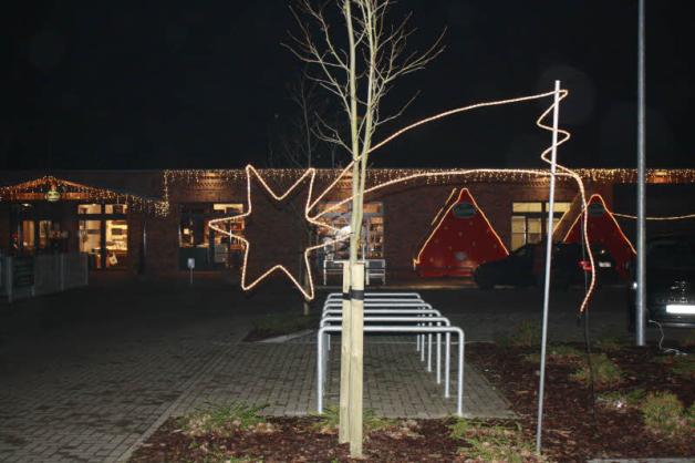 Leuchtsterne und Lichterketten weisen den Besuchern den Weg zum 5. Weihnachtsmarkt in Wöbbelin, zu dem das Team vom Hof Denissen einlädt.  Fotos: Mick 