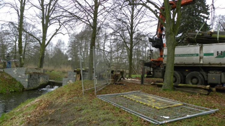 Jetzt führt hier im Hagen wirklich keine Brücke mehr über die Stepenitz. Gestern wurde der Überbau abgenommen.