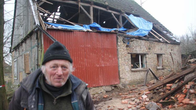 Joachim Groß steht vor dem zerstörten Nachbarhaus. Er ließ seine Scheune abreißen, dabei passierte das Unglück.  