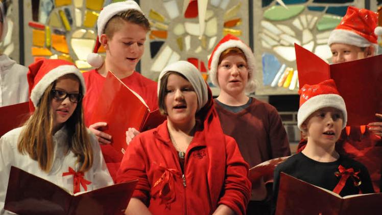 Konzentriert, heiter und mit viel Gefühl bei der Sache: Auch optisch sorgte der Unterstufenchor mit Mützen und Kleidung in den passenden Farben für Weihnachtsstimmung.   
