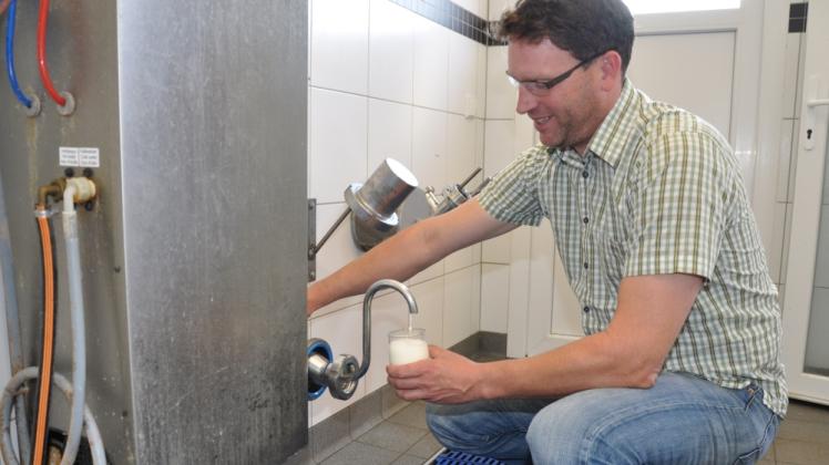 Direkt aus dem Tank zapft Christian Karp frische Milch: „Einen Liter pro Tag trinke ich davon.“  