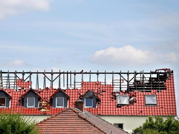 Blick auf den ausgebrannten Dachstuhl der geplanten Asylunterkunft in Tröglitz: Sechs Monate nach dem Anschlag ist ein Verdächtiger gefasst. Blick auf den ausgebrannten Dachstuhl der geplanten Asylunterkunft in Tröglitz: Sechs Monate nach dem Anschlag ist ein Verdächtiger gefasst.