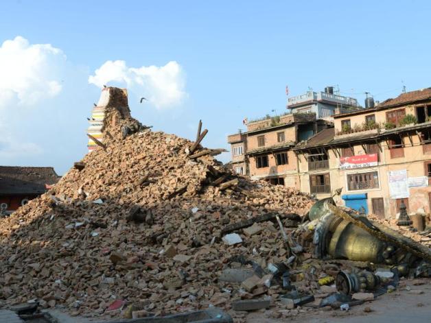 Nur noch ein Trümmerhaufen ist vom Hindutempel von Machchhindranath in Bungmati, Nepal, übrig geblieben.