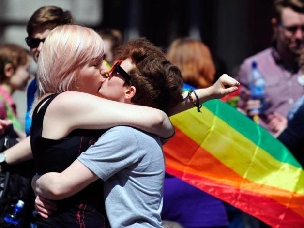 Zwei Frauen feiern das klare Votum der Iren für die Gleichstellung von Ehen homosexueller Paare.
